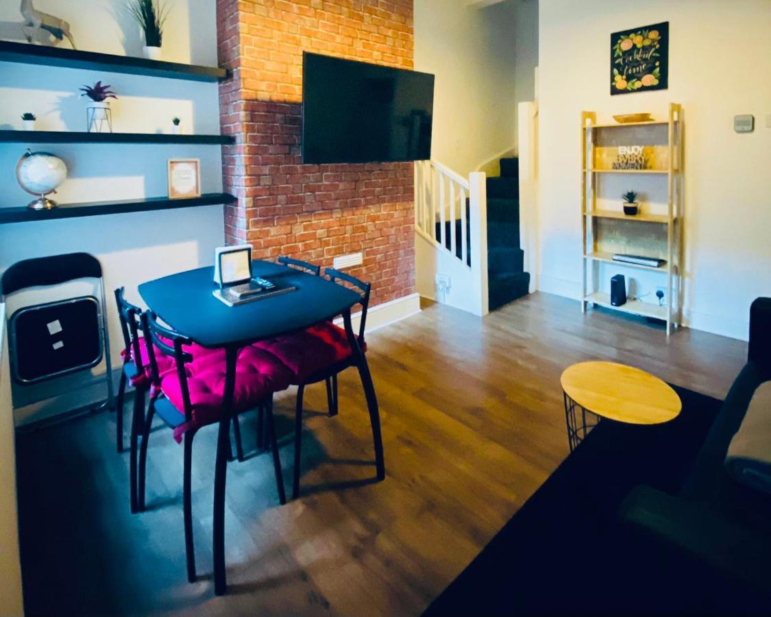 Spacious Four Bedroom 3 Bathrooms - Сasa de vacaciones Coventry
