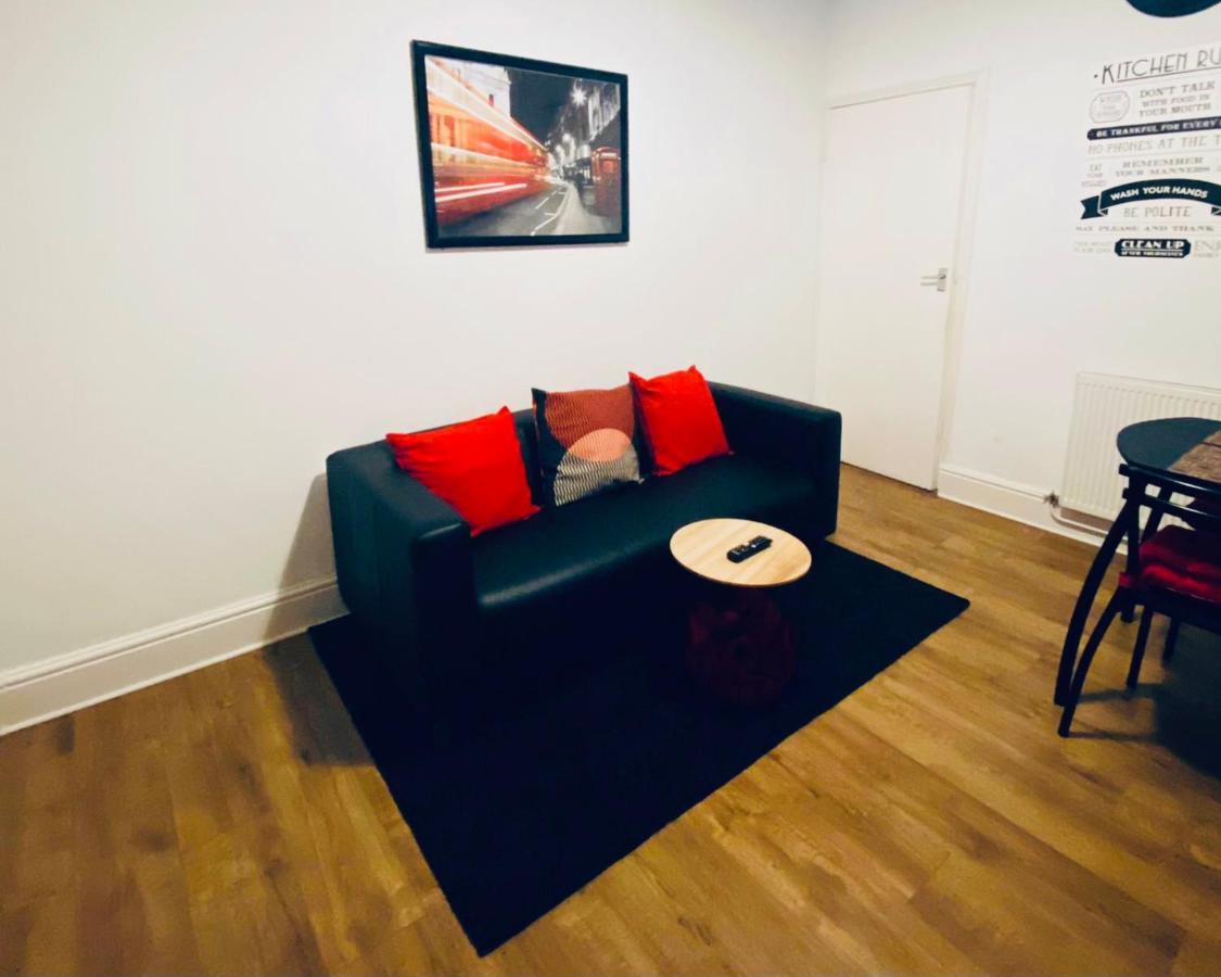Spacious Four Bedroom 3 Bathrooms - Holiday home Coventry